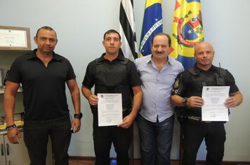 Prefeito entrega Carta de Elogio Público a Guardas Municipais e Policiais Militares