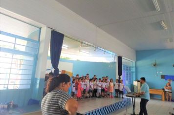 Alunos da Escola Luiza apresentam música e trabalhos sobre a água