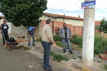 Prefeito acompanha limpeza na Vila Pedroso em Cerquilho 