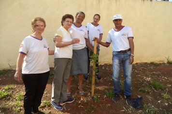 Participantes do CCI realizaram o plantio de mudas no novo prédio do CRAS Cerquilho