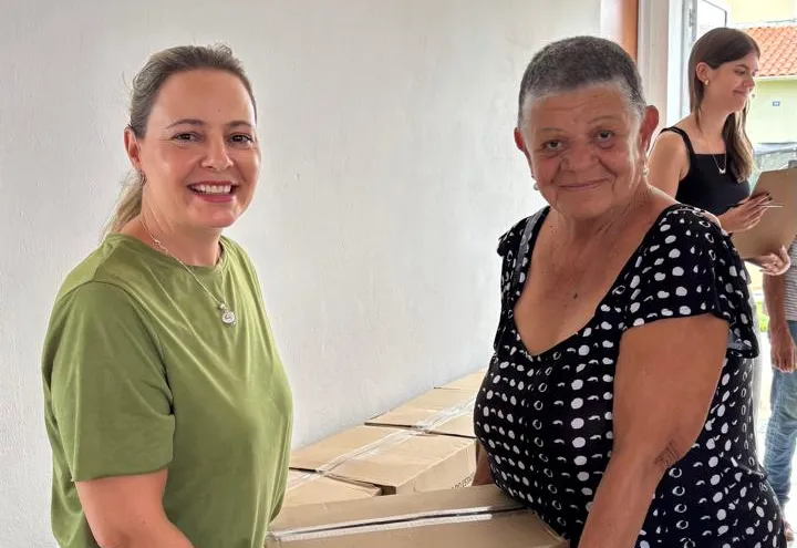 Entrega de cestas básicas aos participantes do Projeto Vida Longa