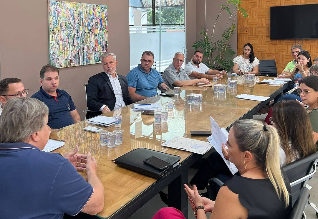 O Prefeito Du Pilon se reuniu com secretários e diretores municipais para alinhar ações e projetos em andamento. Confira