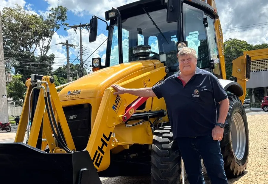 Prefeitura de Cerquilho recebe retroescavadeira para uso na Garagem Municipal