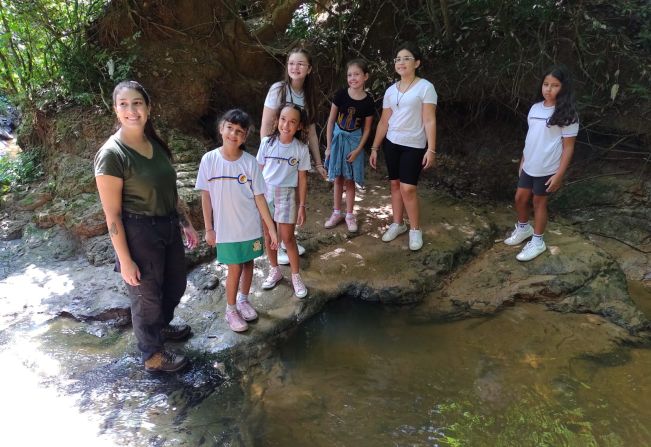 Alunos da Escola Lavínia visitam a nascente modelo: Córrego Chiquinho Antunes