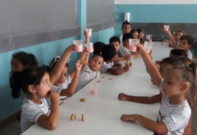 Fechando a Semana das Crianças, escolas servem bolacha recheada e iogurte